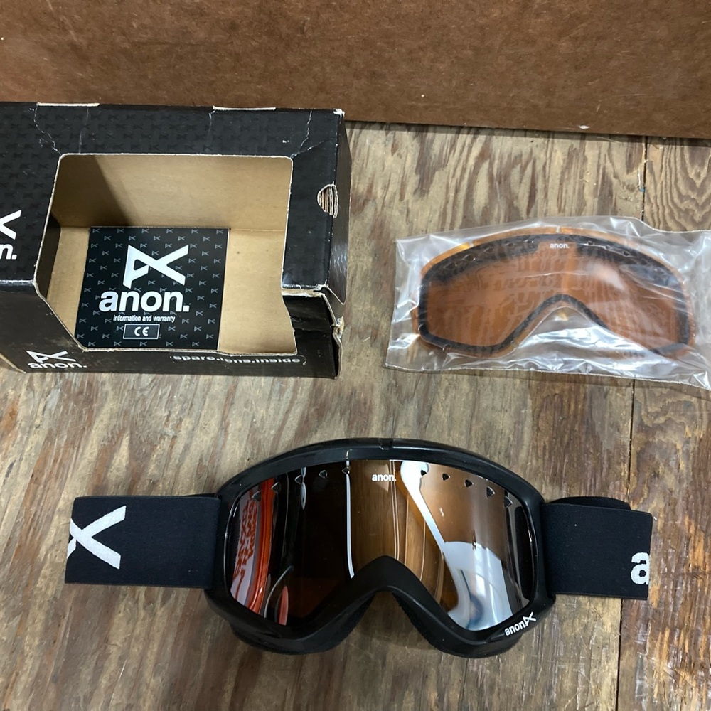 LIKE NEW- ANON SNOWBOARD GOGGLES WITH NEW EXTRA LENS AND CASE $45